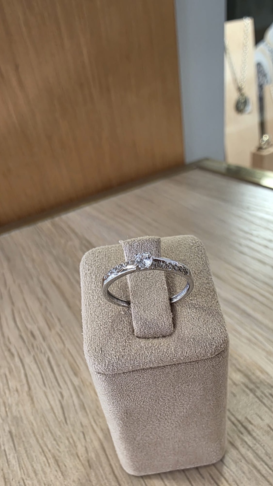 Anel Solitário Ouro Branco com Zircão